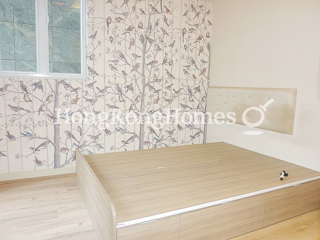 Built-in Bed in Master Bedroom