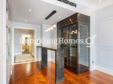 Wine Bar with cabinet in Living Room