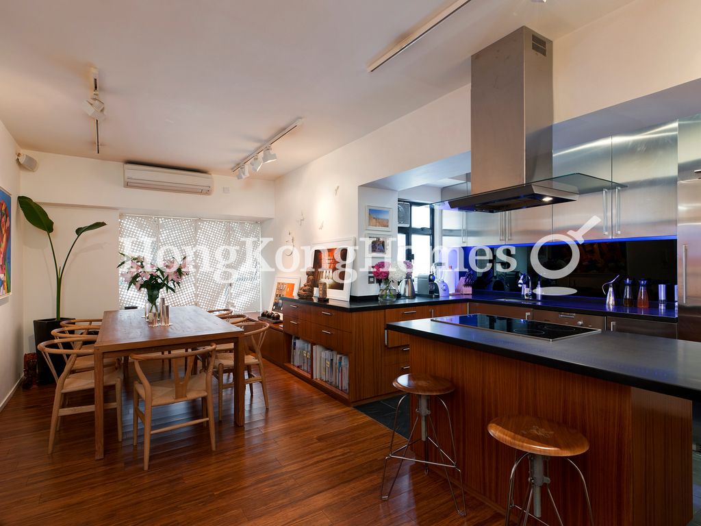 Open Kitchen & Dining Area