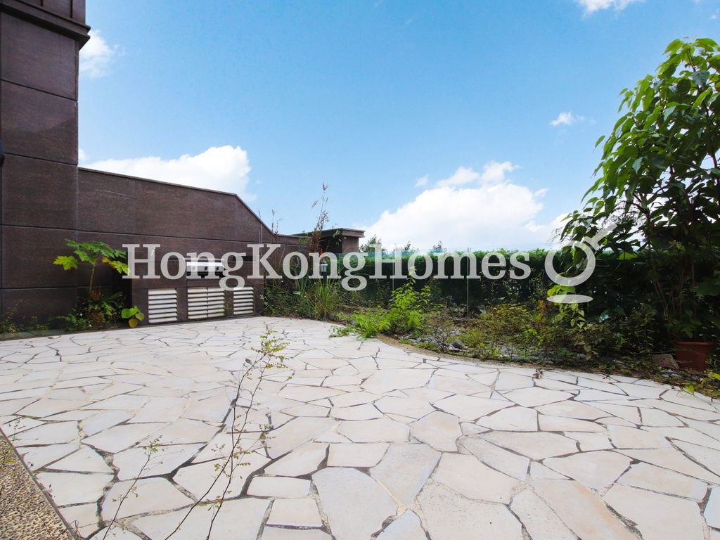 Private Garden off Living and Dining Rm