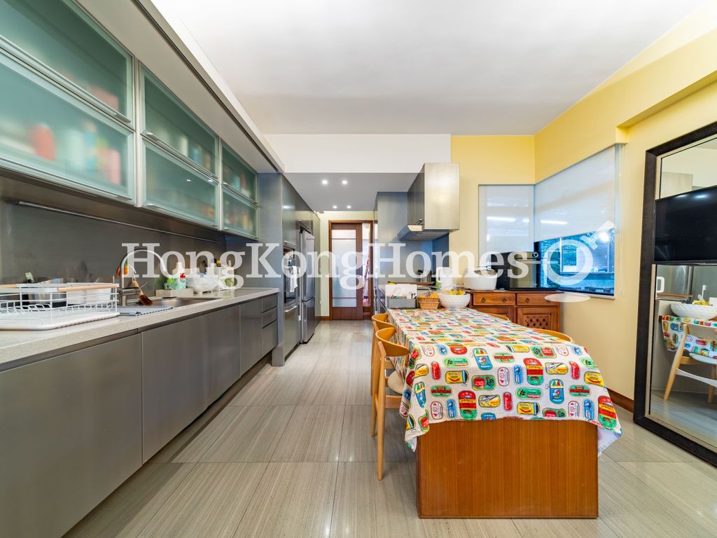 Open Kitchen with Dining Room